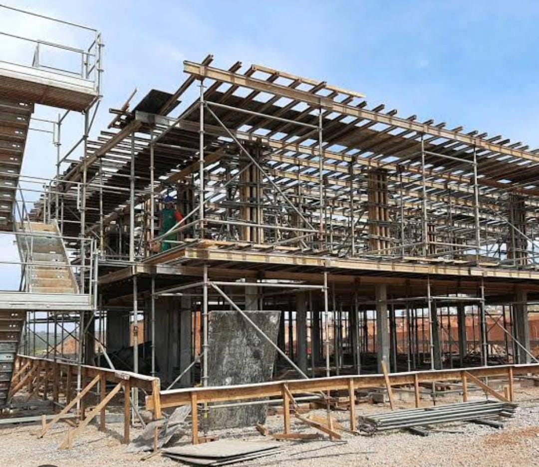 Obra comercial com andaimes e armação